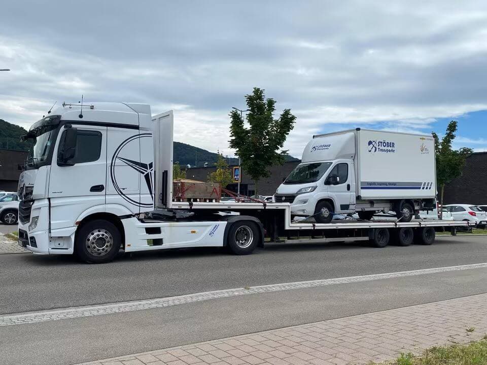 Autotransporter von Stöber Transporte auf dem Weg nach Mallorca