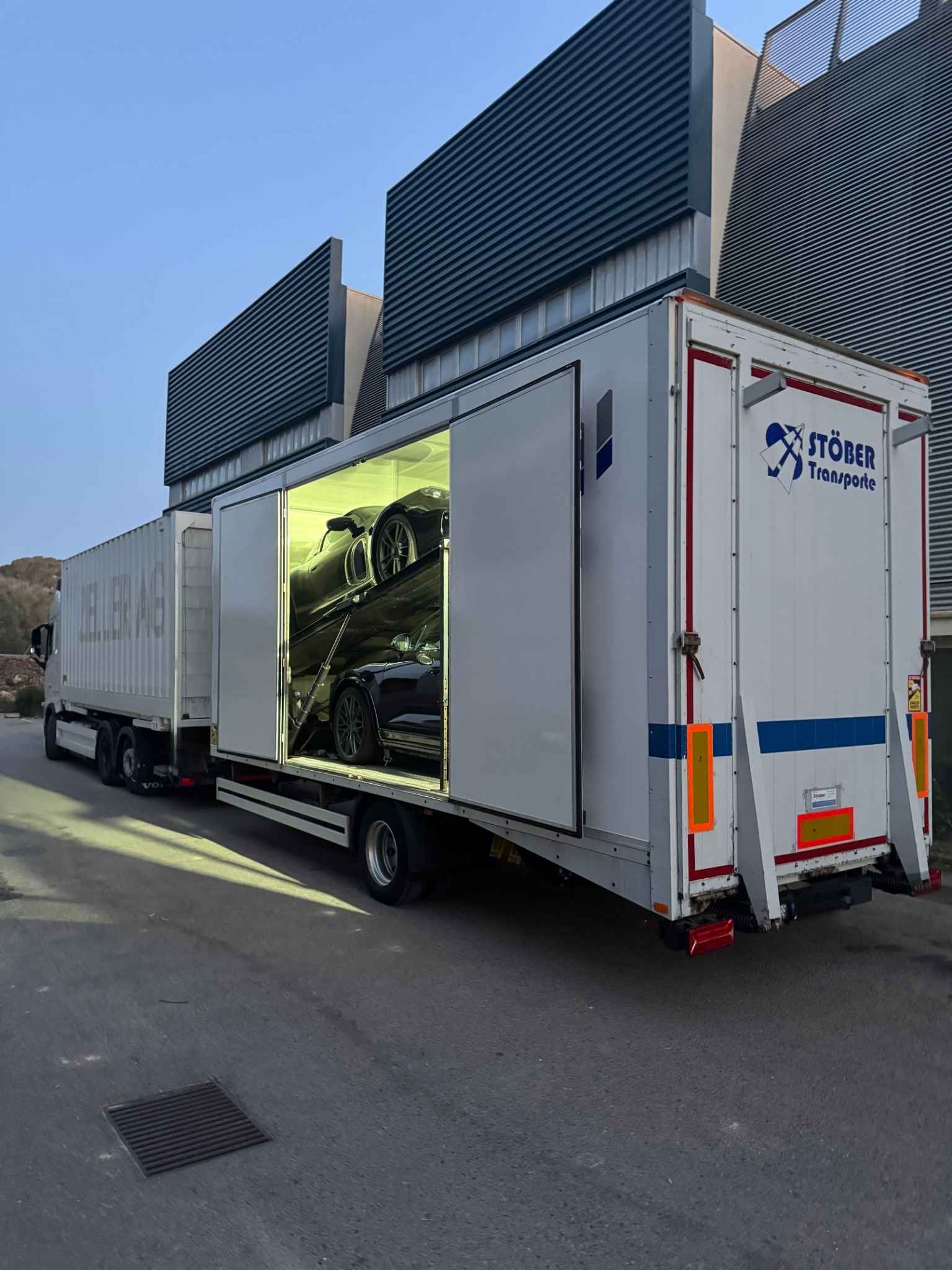 Fahrzeugtransporter mit PKW-Beladung