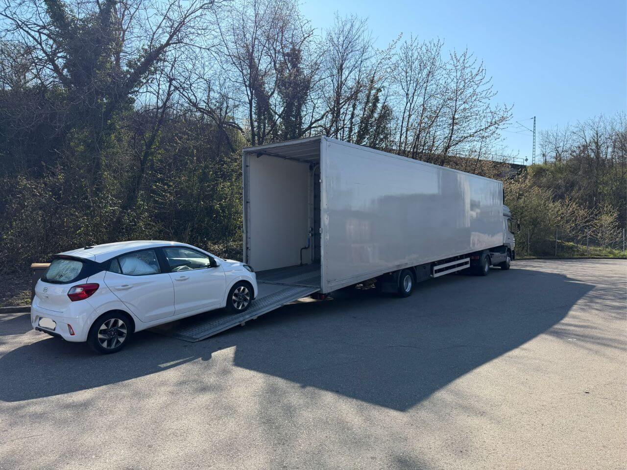 Geschlossener Koffer-Autotransporter von Stöber Transporte für witterungsgeschützte Fahrzeugüberführungen nach Mallorca und Spanien