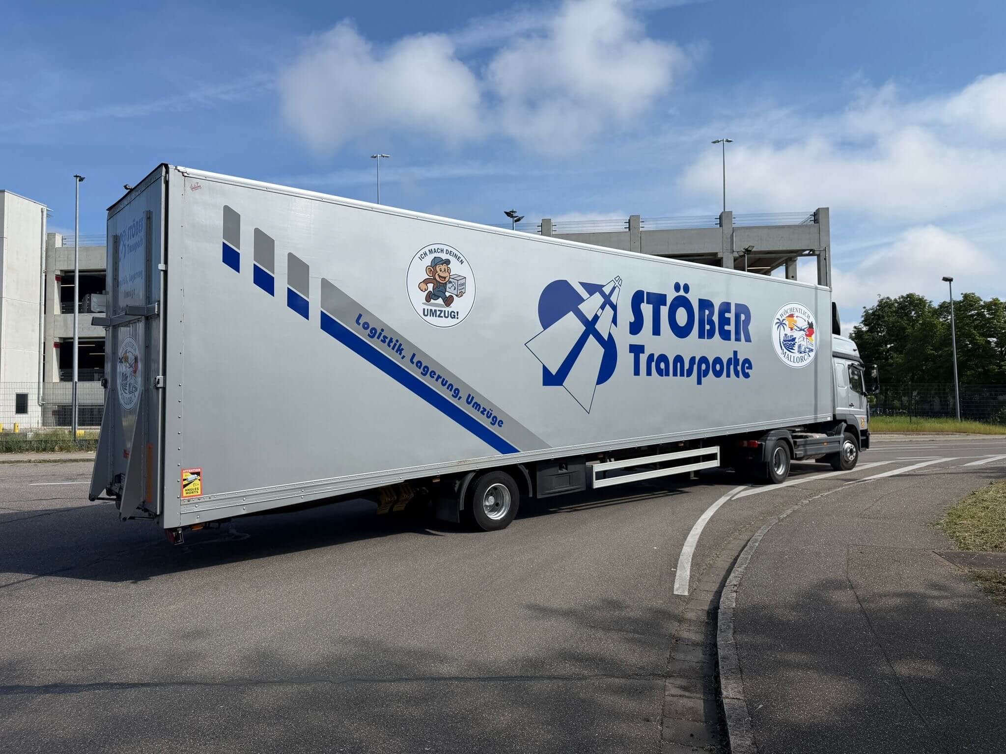 Geschlossener Koffer-Autotransporter von Stöber Transporte für witterungsgeschützte Fahrzeugüberführungen nach Mallorca und Spanien
