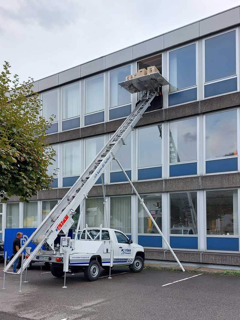 Möbellift an einem Bürogebäude