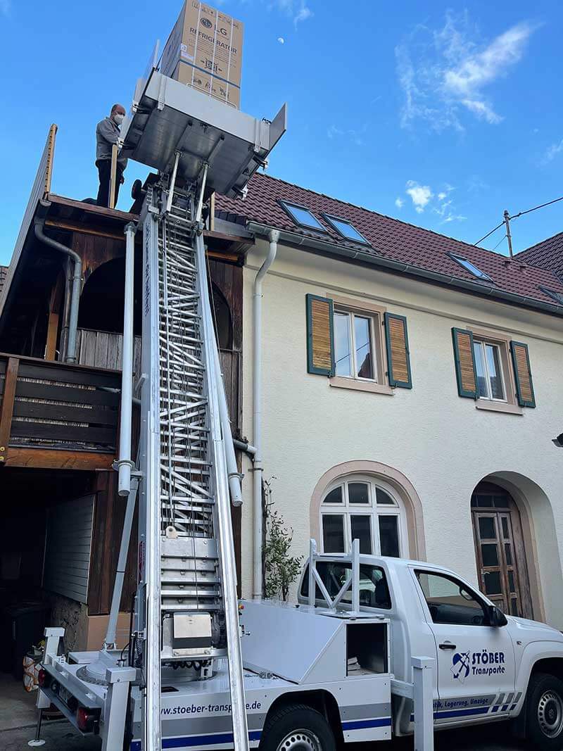 Bild von einem  Möbellift in schmalen Treppenhäusern
